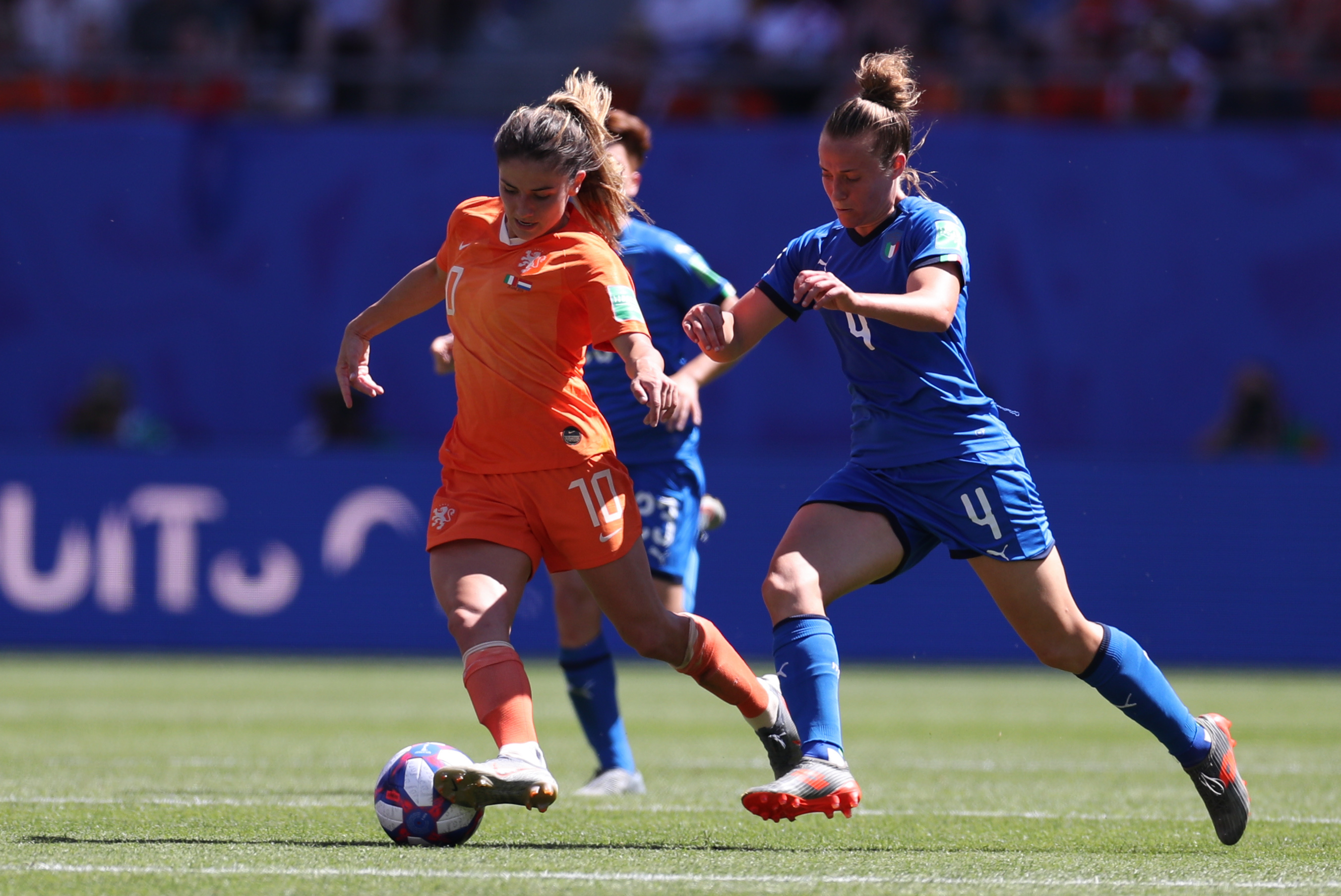 瓦朗谢纳击败对手，豪取连胜