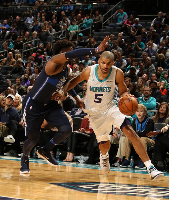 老鹰客场击败小牛，终结对手连胜