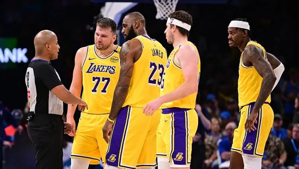 包含湖人遭遇三连败，面临危机的词条