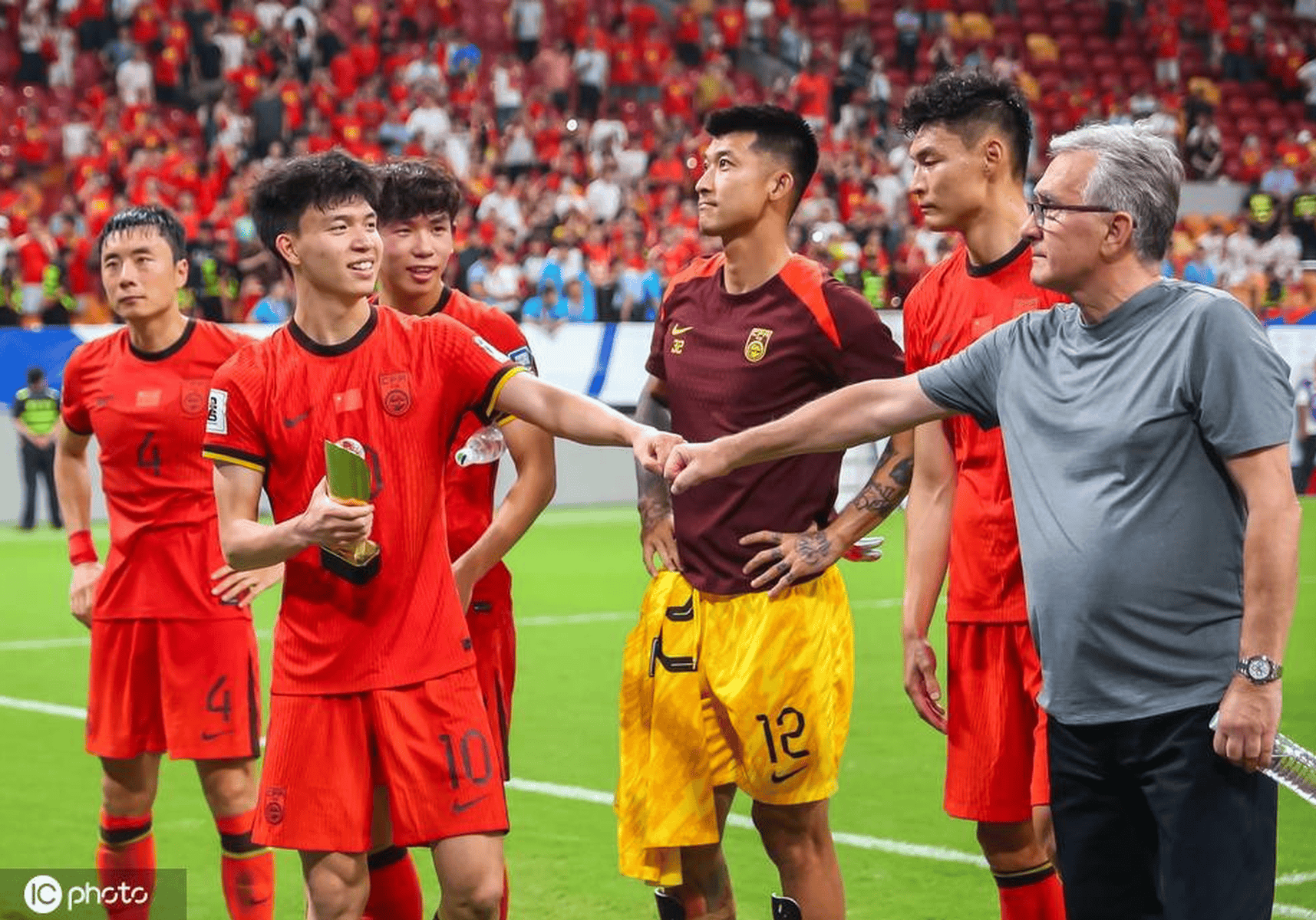 关于向前进军！国家足球队晋级决赛的信息