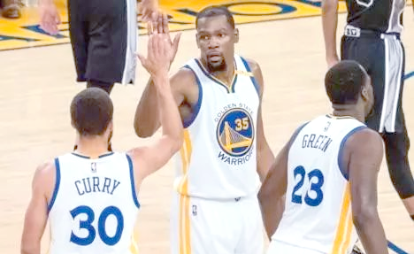 勇士队险胜马刺，抢占胜利关键