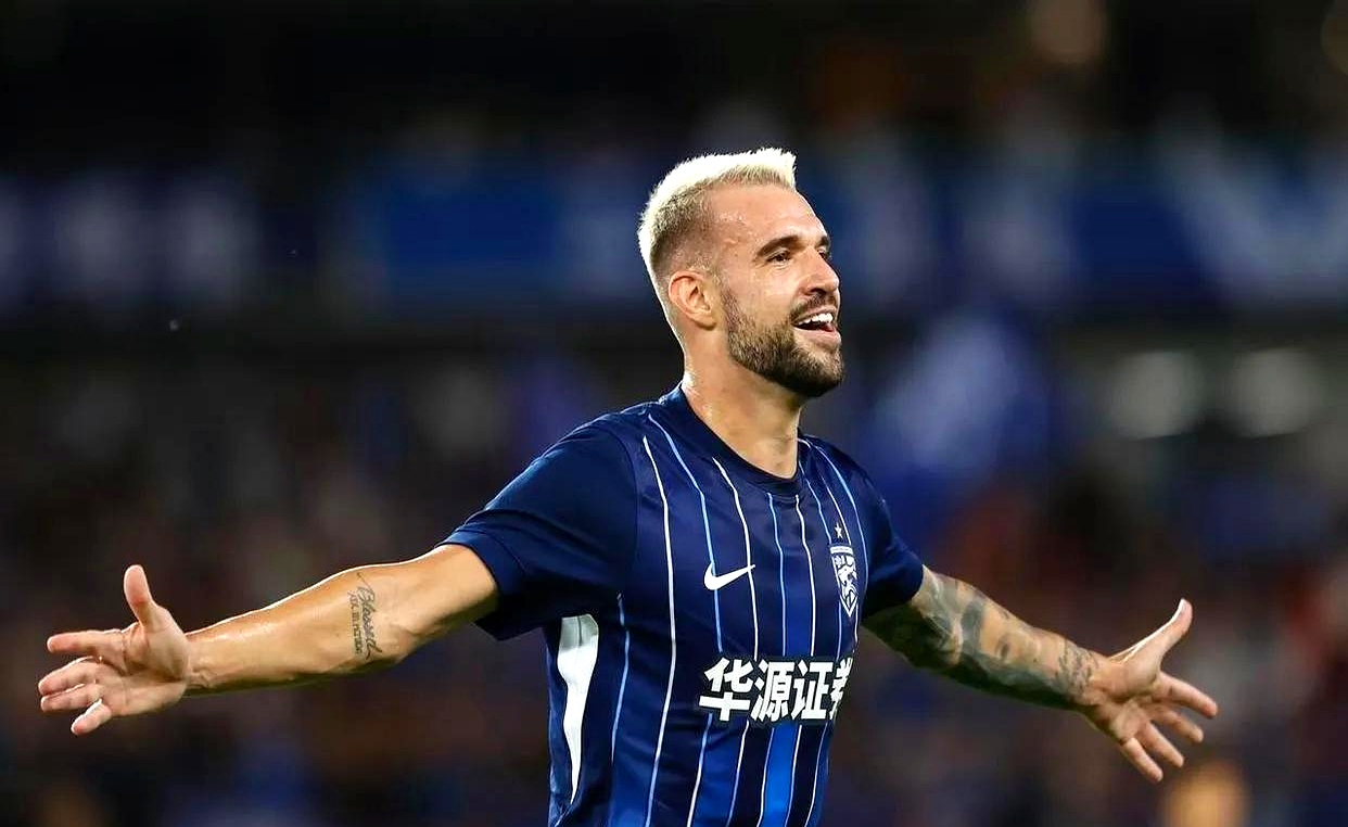 AC米兰中场球员莫雷诺赛季报销的简单介绍