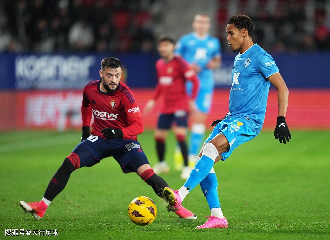 瓦伦西亚主场不敌奥萨苏纳,球迷失望不已 瓦伦西亚主场不敌奥萨苏纳,球迷失望不已