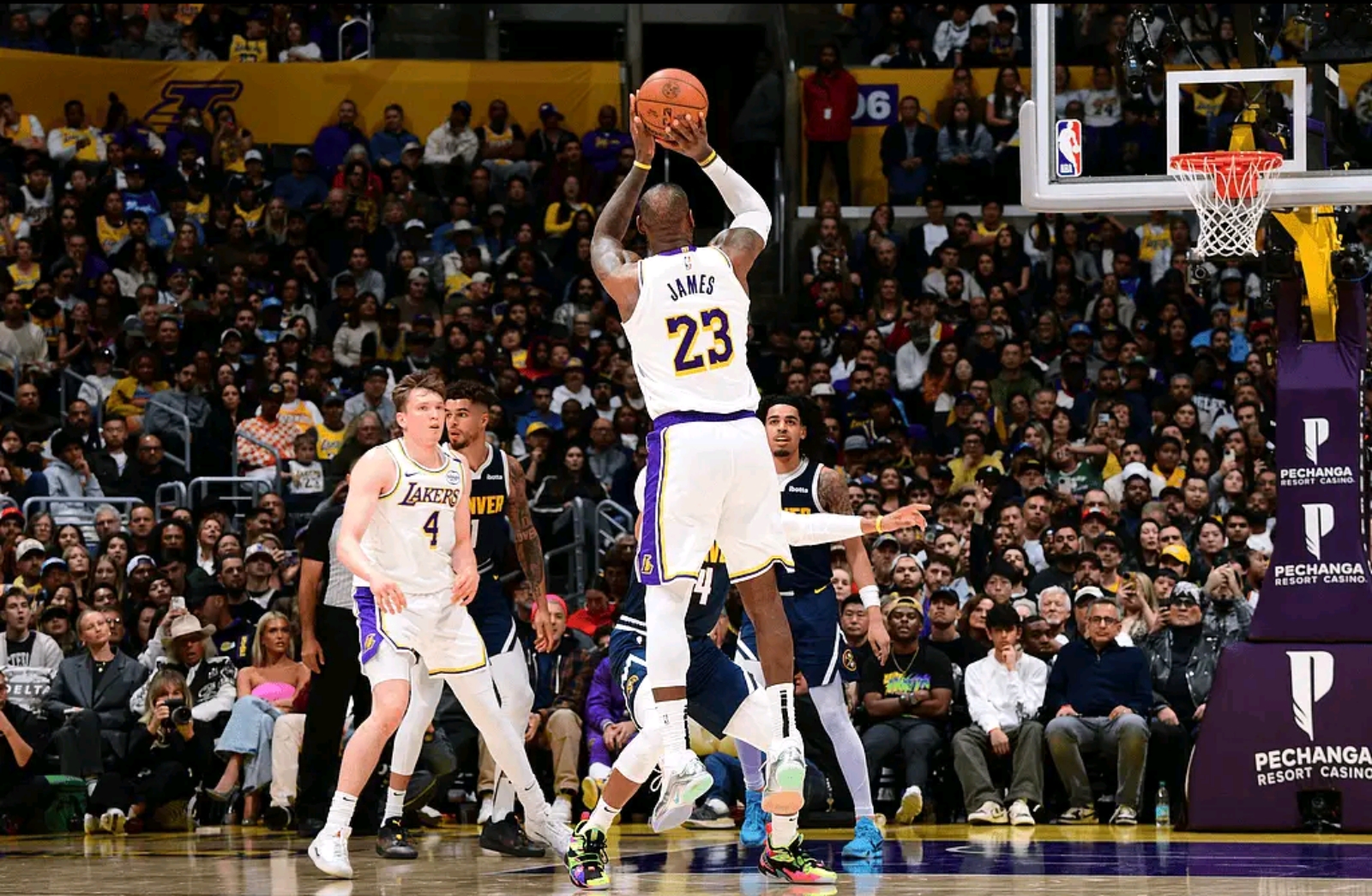 湖人队稳坐总决赛宝座，领先对手一场